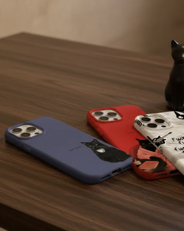 Ahşap masada espresso ve siyah kedi biblosuyla Kahve Kedisi, Umursamaz Kedi ve Siyah Kedi Mizah kılıflar