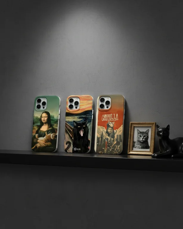 Karanlık galeride rafta Mona Lisa Kedi, Gün Batımı Kedi ve Catzilla Poster kılıflar